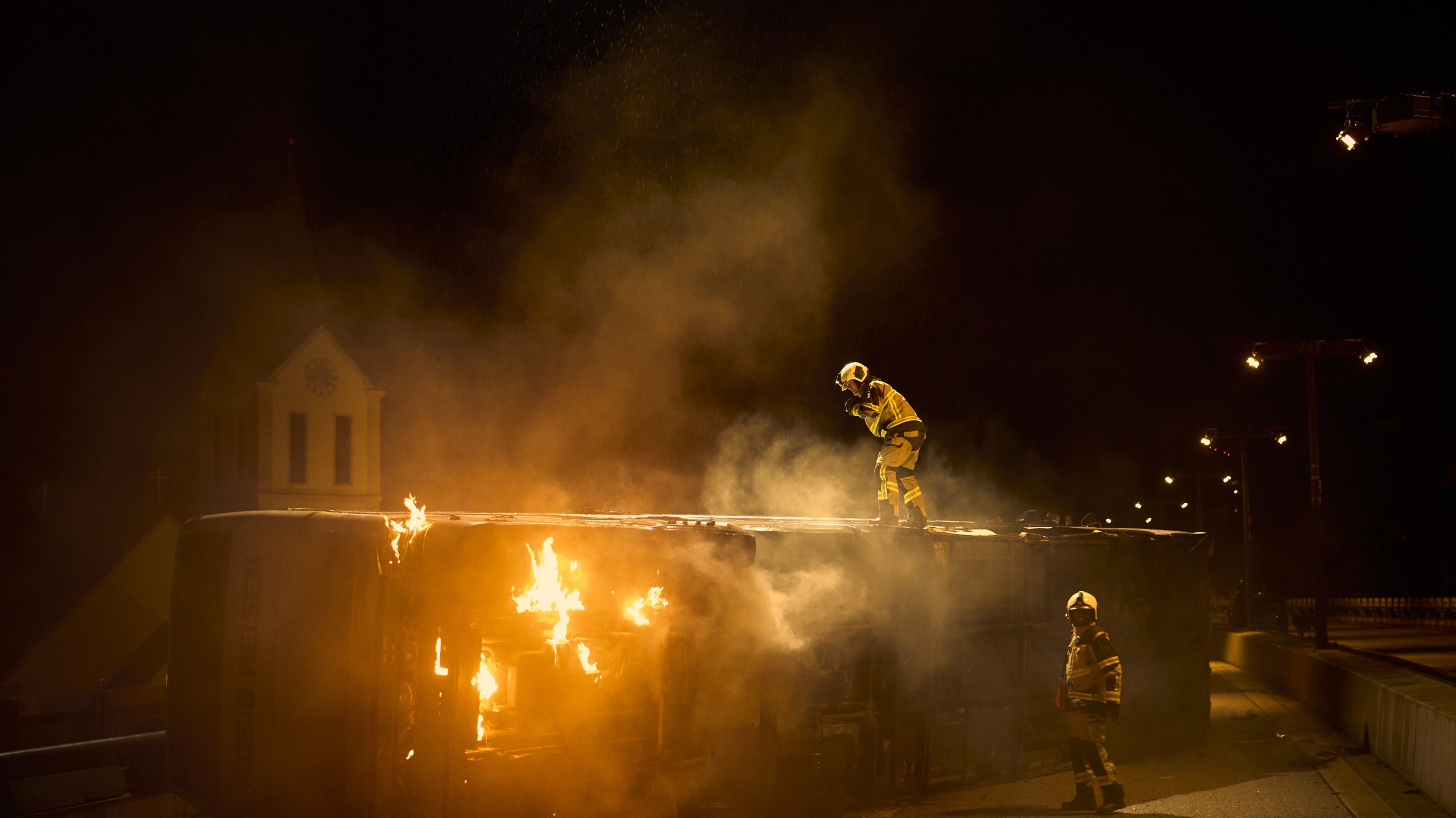 Feuerwehr am brennenden Bus