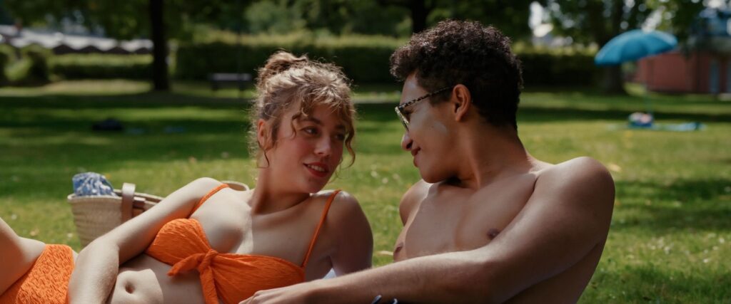 Ein Paar auf der Liegewiese im Freibad